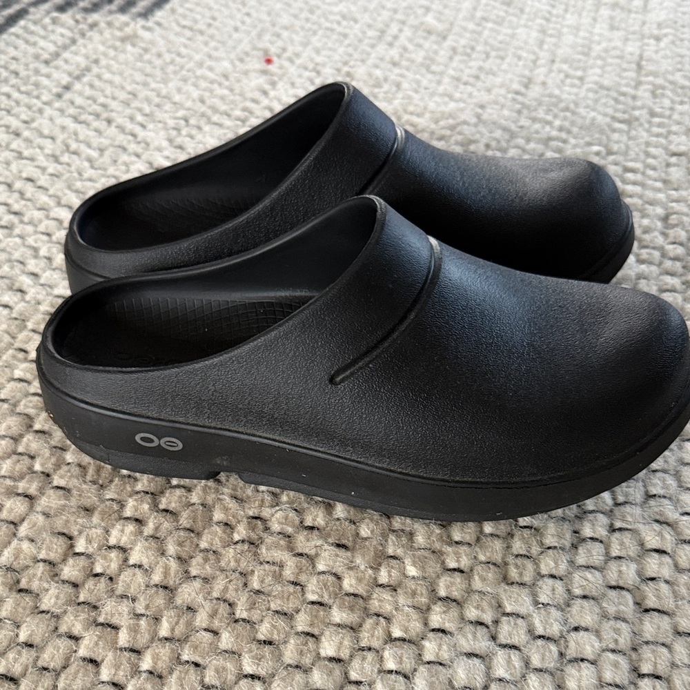 Oofos clogs
